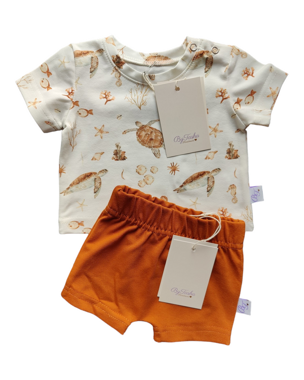 Setje ByTasha unisex zeedieren en cognac shortje