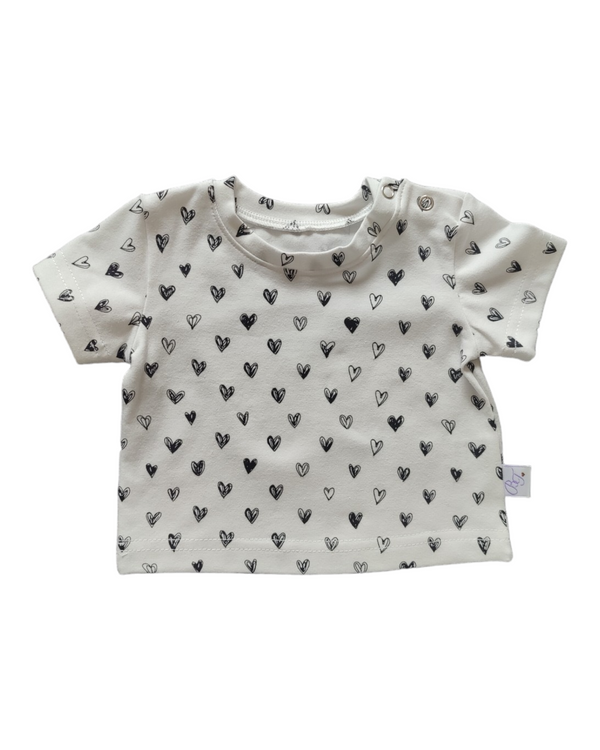 Stoer t-shirt ByTasha met zwarte hartjes